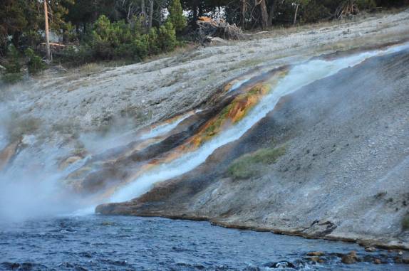 Cachoeira de água fervente encontra rio de águas geladas, na área da Prismatic Pool, em Yellowstone National Park, em Wyoming, nos Estados Unidos